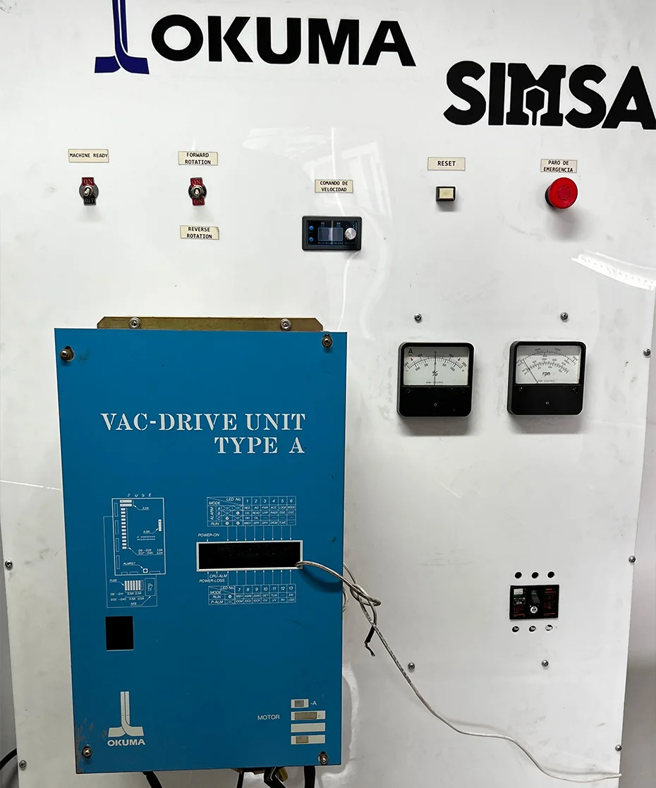 Unidad VAC-Drive Tipo A de Okuma en estación de prueba con medidores de carga.